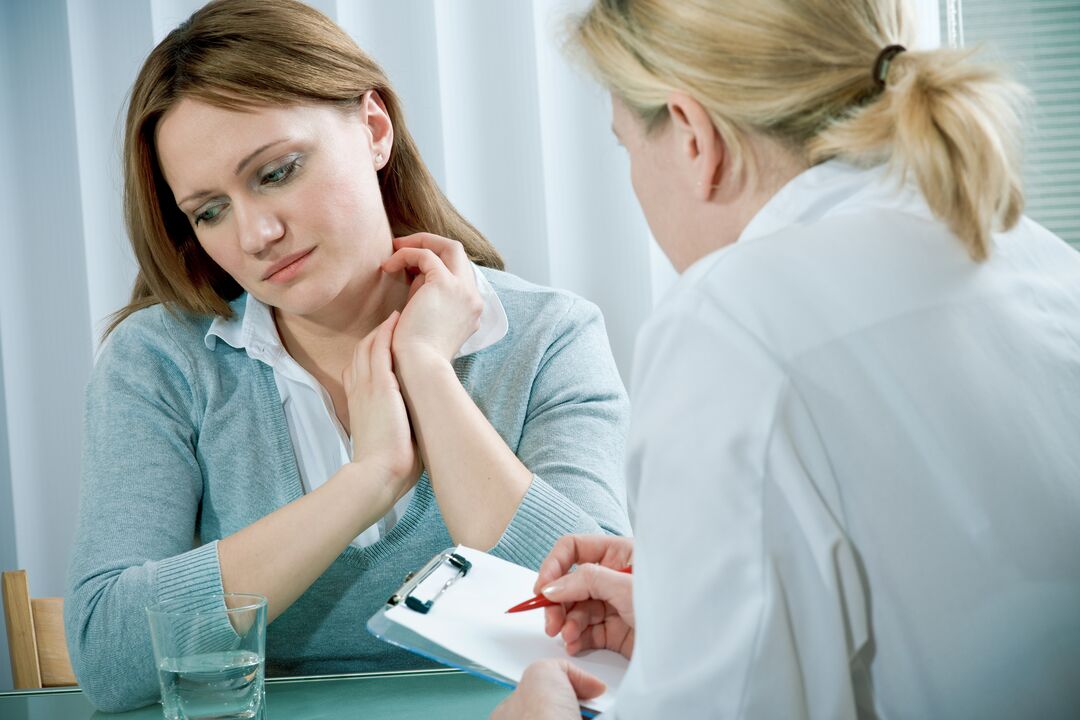Konsultation des Arztes vor einer Brustvergrößerung mit Eigenfett
