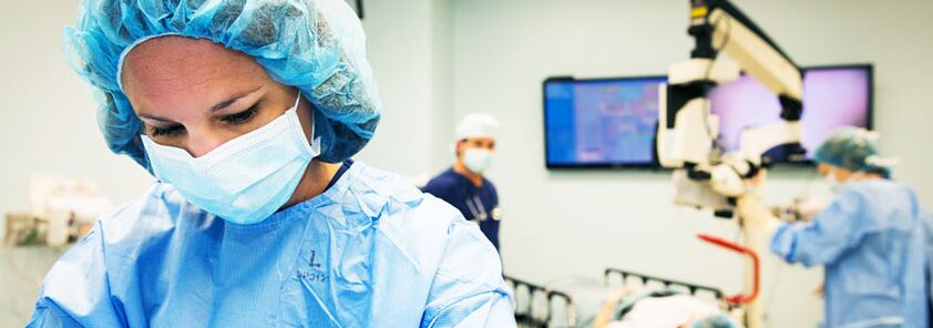 Chirurgen, die plastische Operationen zur Brustvergrößerung durchführen