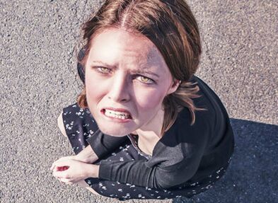 Das Mädchen musste sich mit den Folgen einer Brustvergrößerung auseinandersetzen