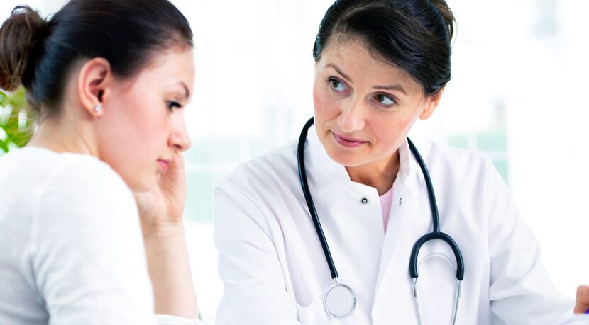 Ein Arzt berät eine Patientin über die Indikationen für eine Brustvergrößerungs-Mammoplastik.