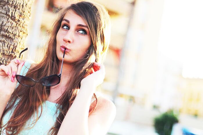 Ein Mädchen denkt darüber nach, ob sie sich einer plastischen Operation zur Brustvergrößerung unterziehen soll.